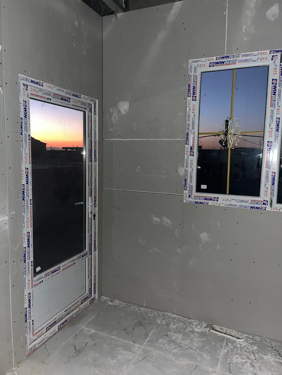 تولیدی درب وپنجره دوجداره+توری ریلی و ثابت|خدمات پیشه و مهارت|زرند, |دیوار