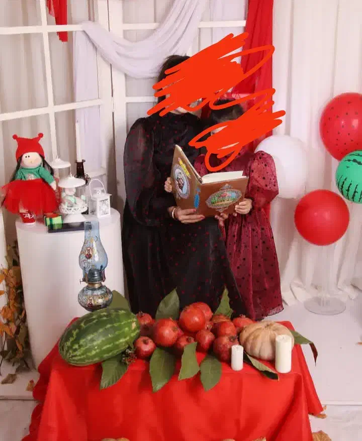 ست یلدایی مادر دختر ی فقط برای عکاسی پوشیده شده|لباس|صومعهسرا, |دیوار