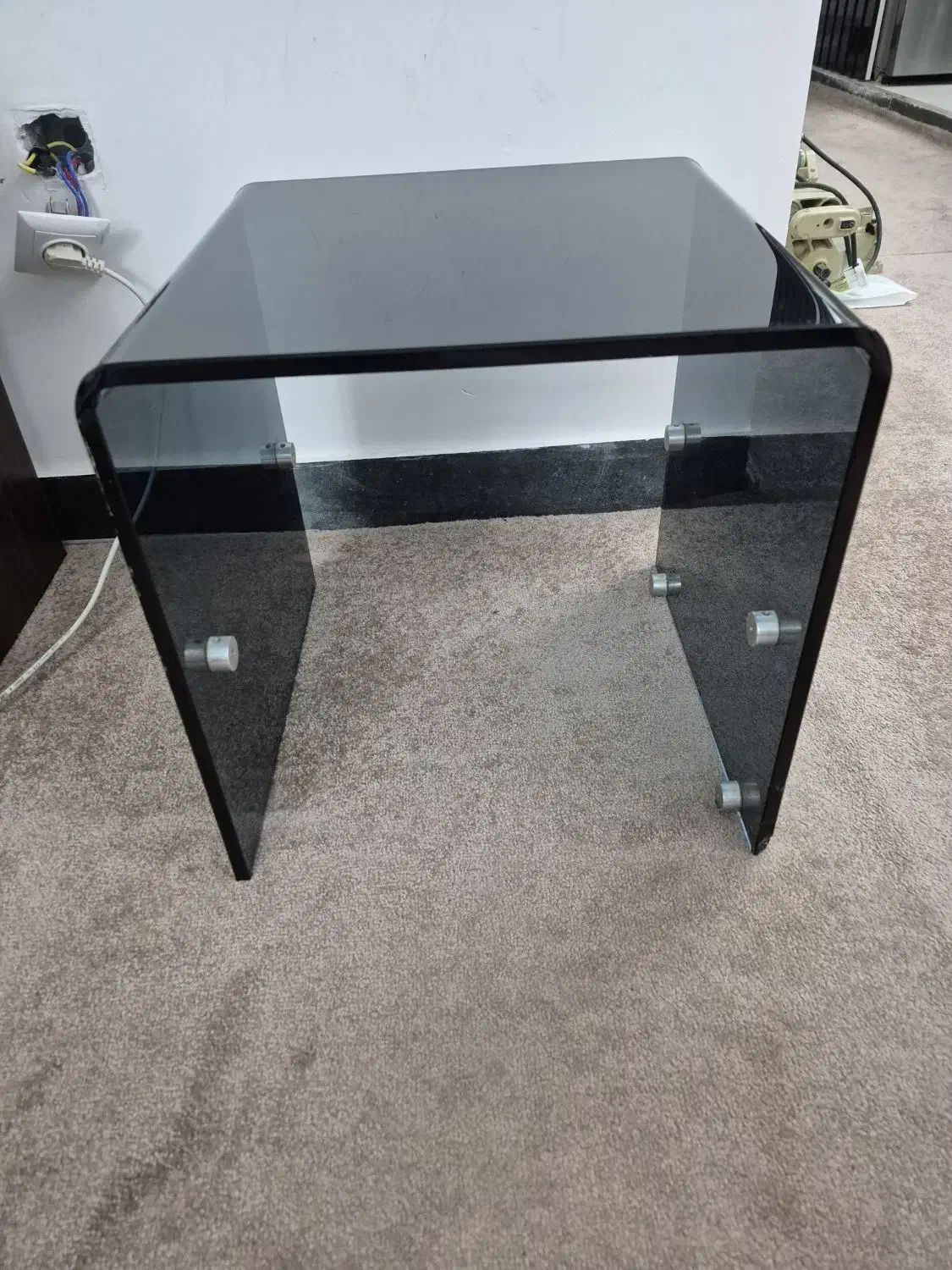 میز تلفن ومیز شیشه ای وتلفن رومیزی|مبلمان خانگی و میز عسلی|قشم, |دیوار