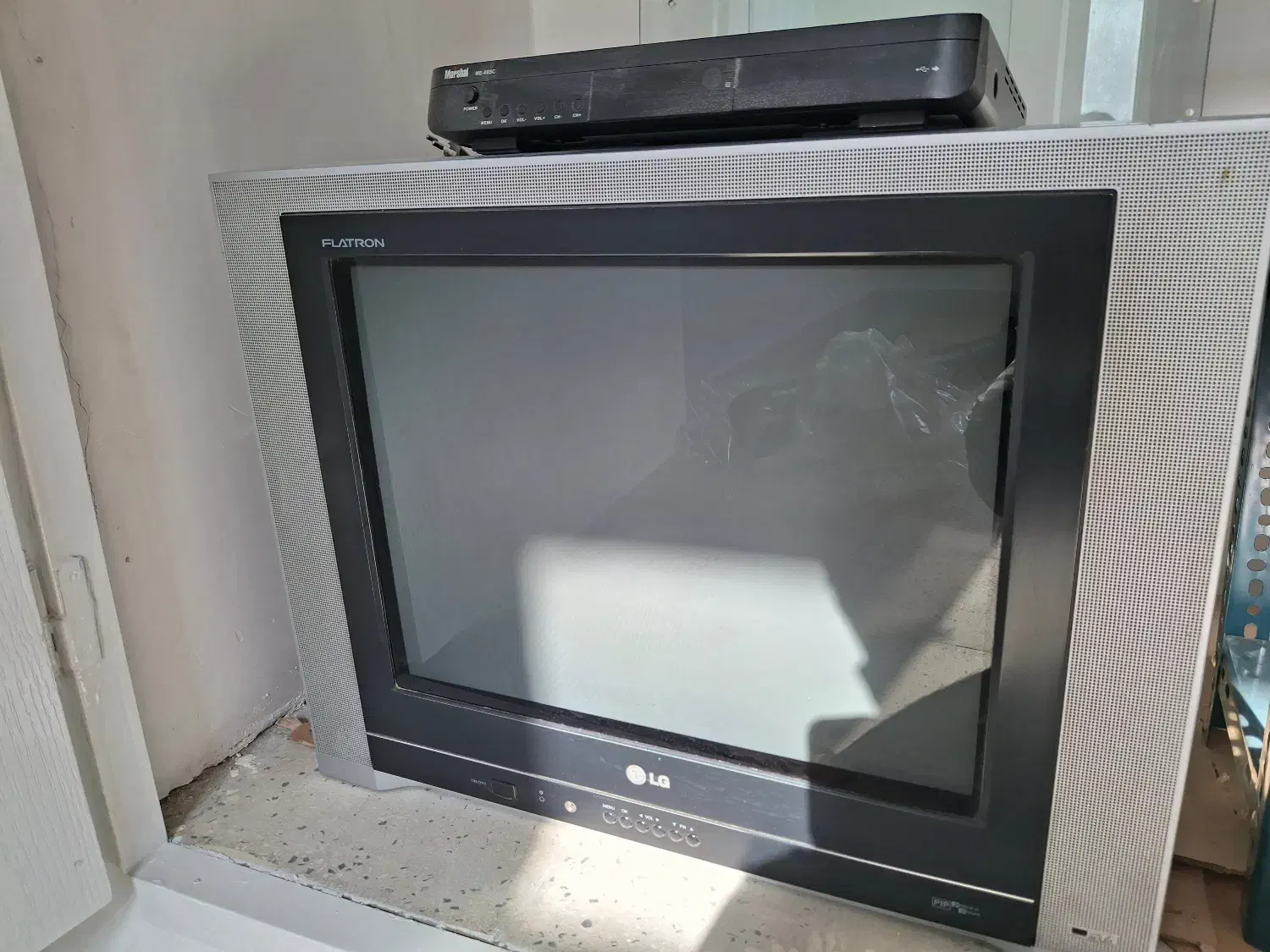 تلوزیون ۲۱اینچ با دیجیتال|تلویزیون و پروژکتور|اراک, |دیوار