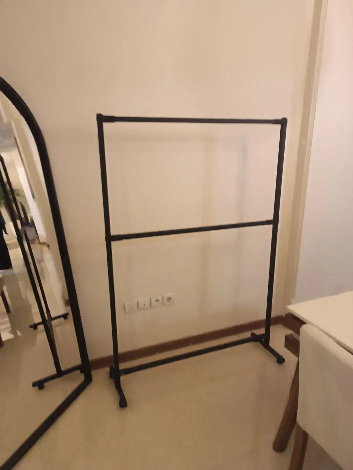 رگال لباس|بندرخت و رختآویز|قدس, شهرقدس|دیوار