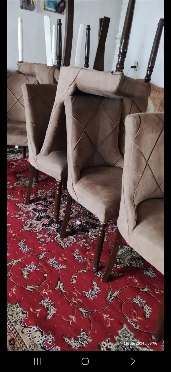 میز صندلی شیک و تمیز و چن قلم وسایل آشپزخانه.|میز و صندلی غذاخوری|بناب, |دیوار