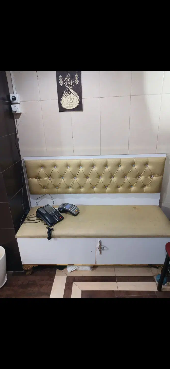 دوعددصندلی آرایشگاه کاملاسالم ویک عددمبلی|آرایشگاه و سالن‌های زیبایی|رشت, چله خانه|دیوار