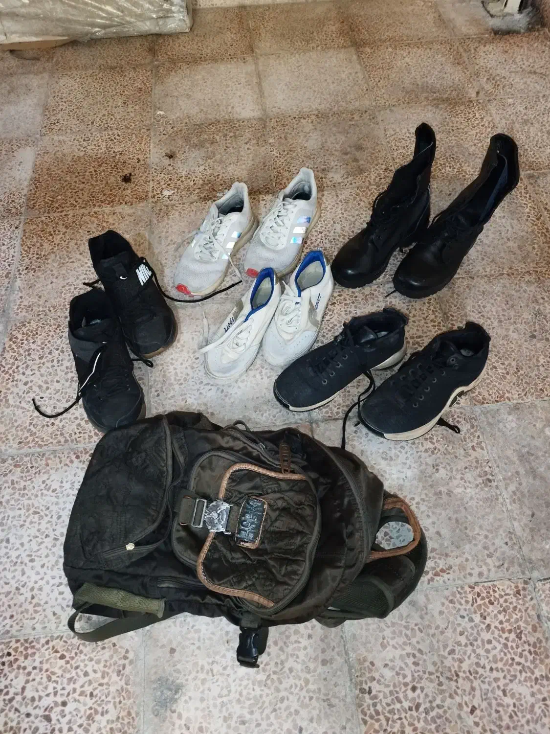 تعدادی لباس|لباس|ارومیه, |دیوار