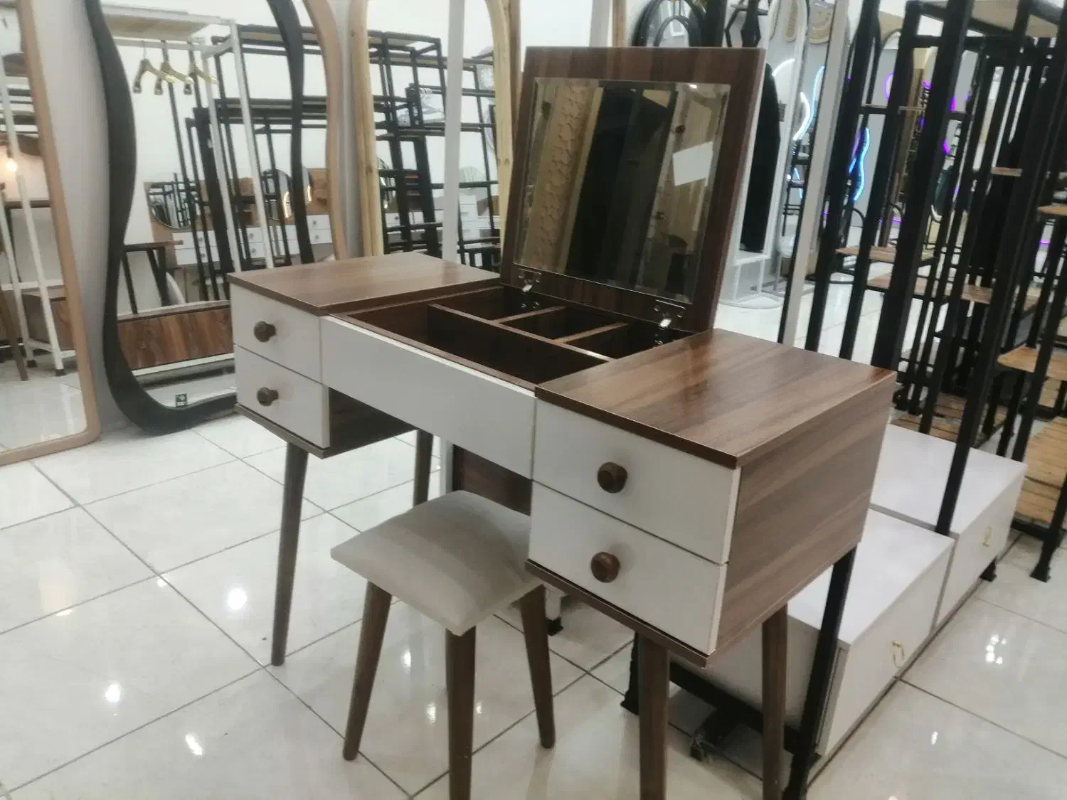 میز آرایش|تخت و سرویس خواب|شیراز, فخرآباد (دروازه کازرون)|دیوار