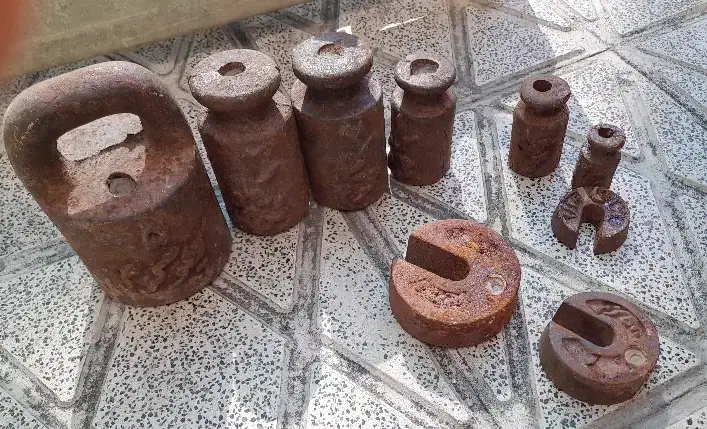 ترازو قدیمی بزرگ همراه ۱۲ کیلو سنگ|ابزارآلات|آزادشهر, |دیوار