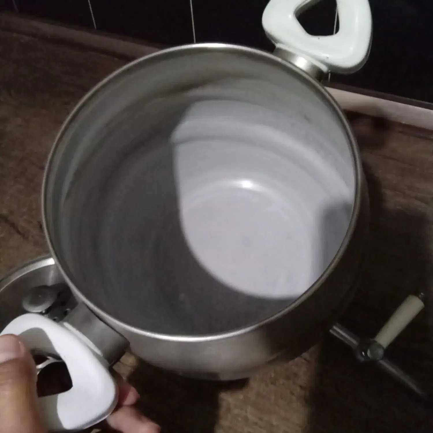 کتری سالم و تمیز|قوری، کتری، قهوه‌ساز دستی|آبسرد, |دیوار