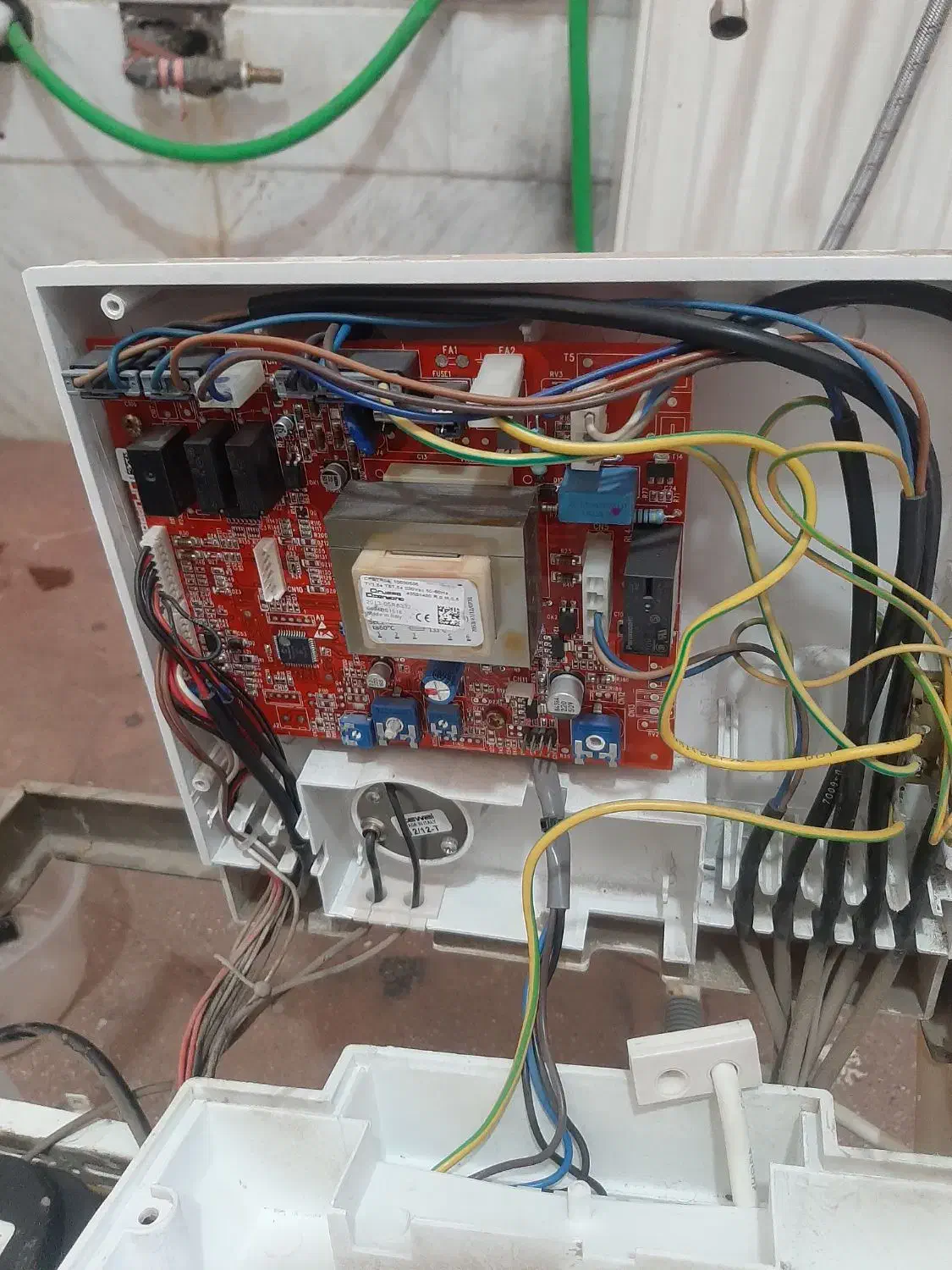 خرید پکیج‌کارکرده و خدمات با قیمت مناسب|آبگرمکن، پکیج، شوفاژ|قم, بنیاد|دیوار