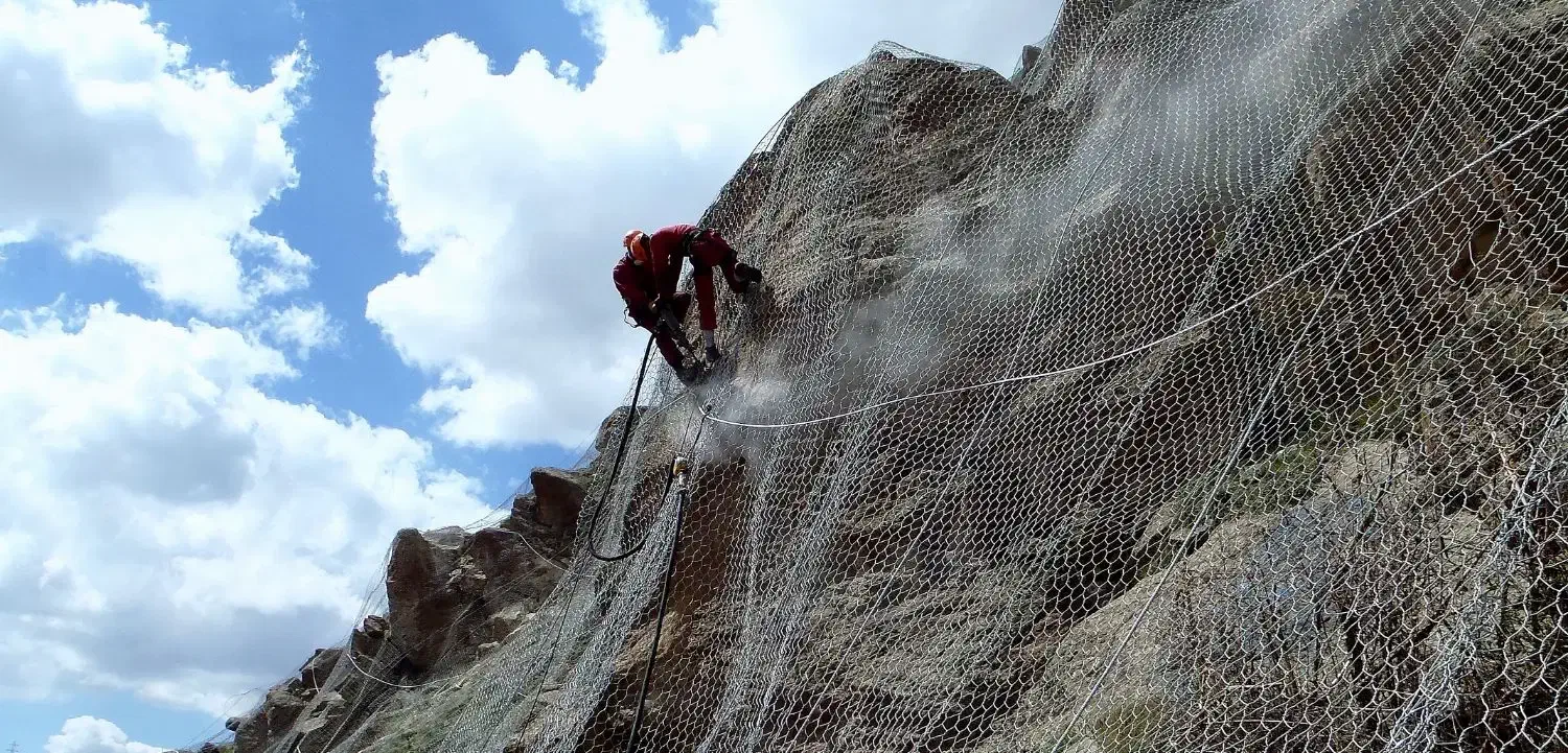 خدمات کار در ارتفاع با طناب|خدمات پیشه و مهارت|رشت, چله خانه|دیوار