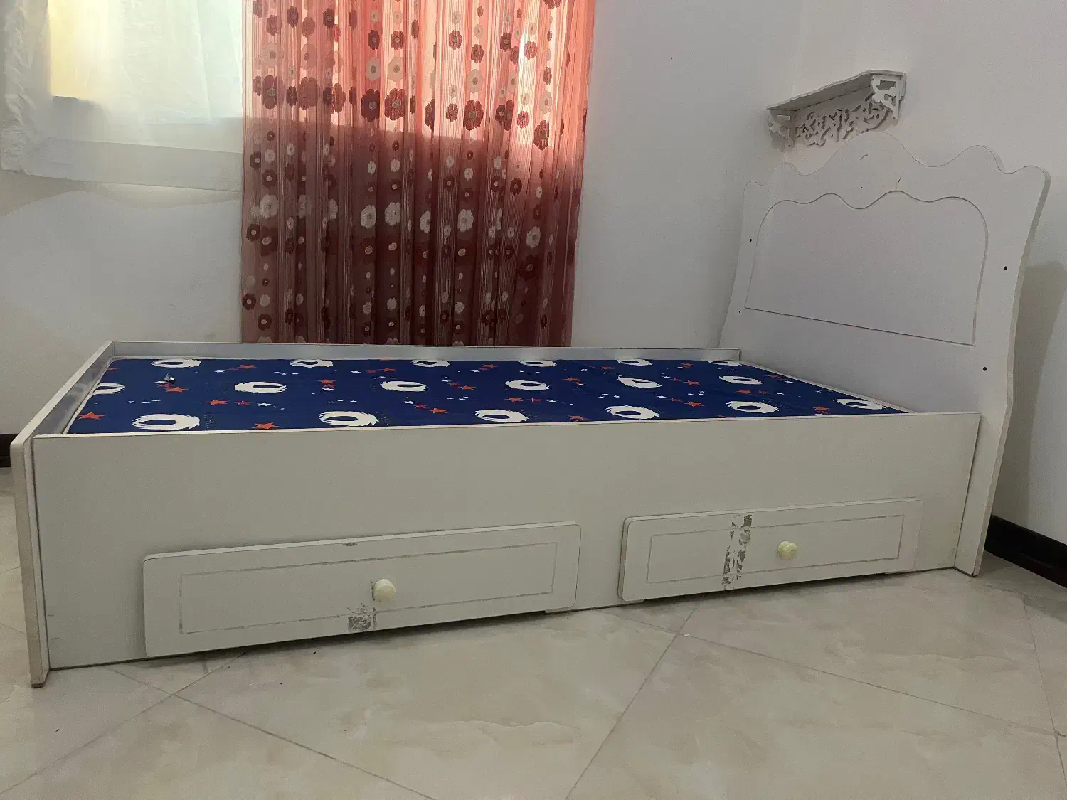 تخت نوجوان بهمراه تشک و کمد و میز قراردادن لوازم|تخت و سرویس خواب|قائمشهر, |دیوار