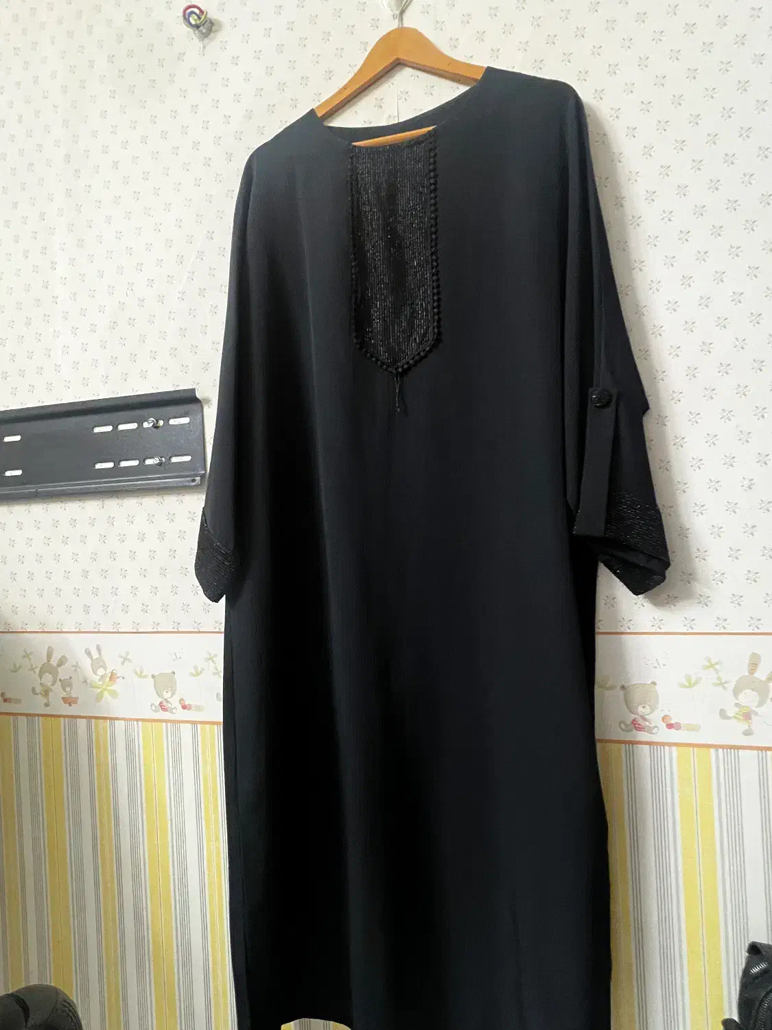 عبای مجلسی|لباس|قم, هنرستان|دیوار