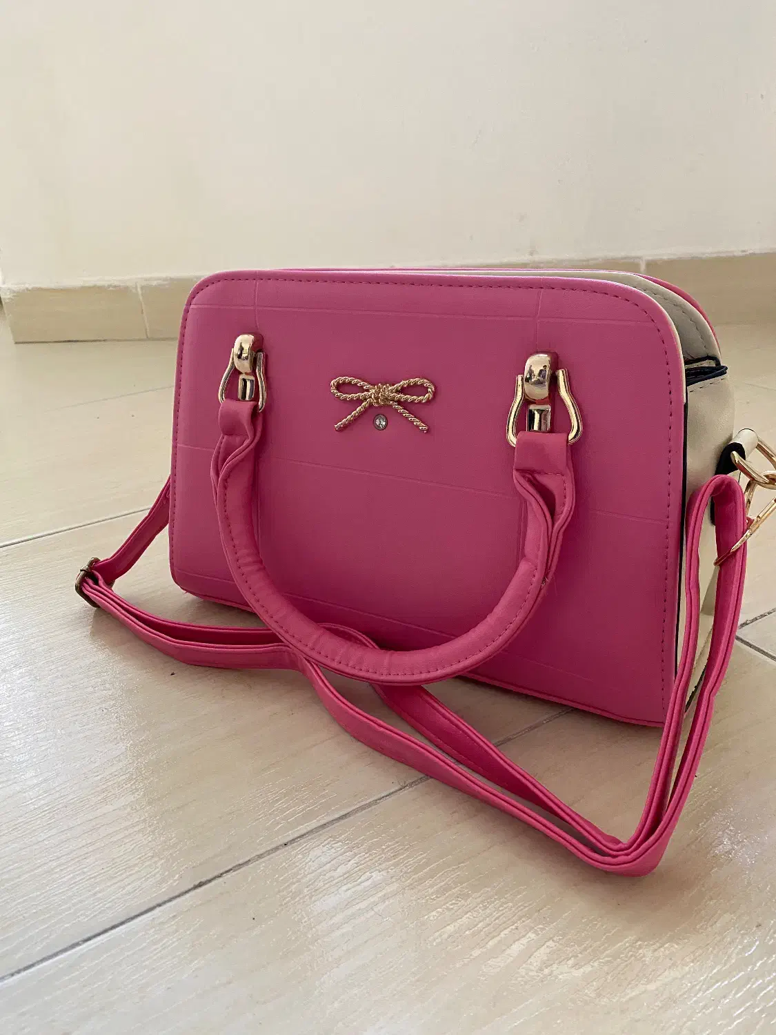 کیف|کیف، کفش، کمربند|خواجه, |دیوار