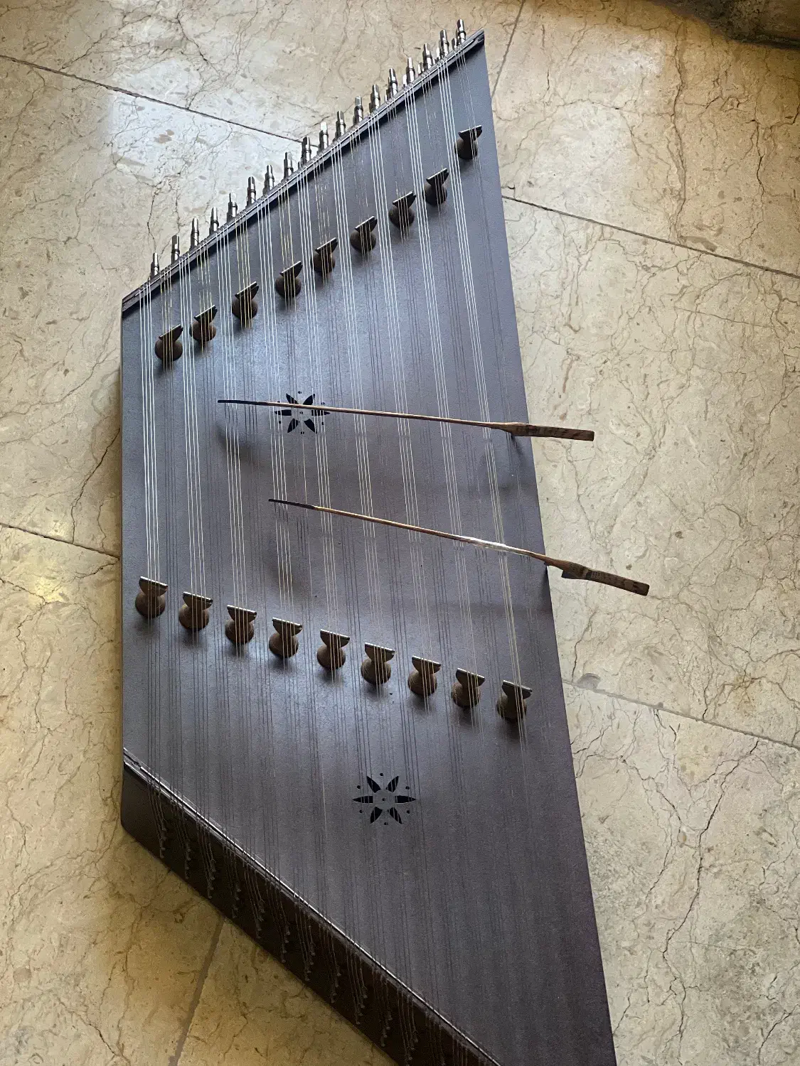 سنتور نو|سازهای سنتی|رشت, گلباغ نماز|دیوار