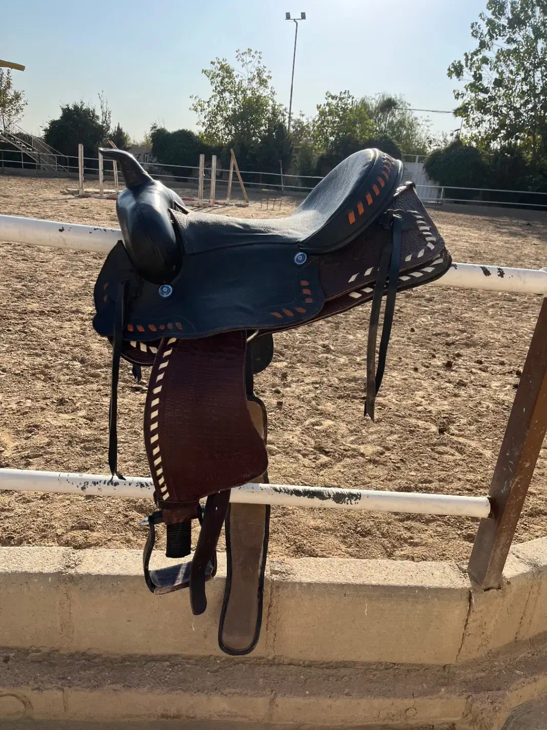 زین کابوی|اسب و تجهیزات اسب‌سواری|شهریار, اسکمان|دیوار