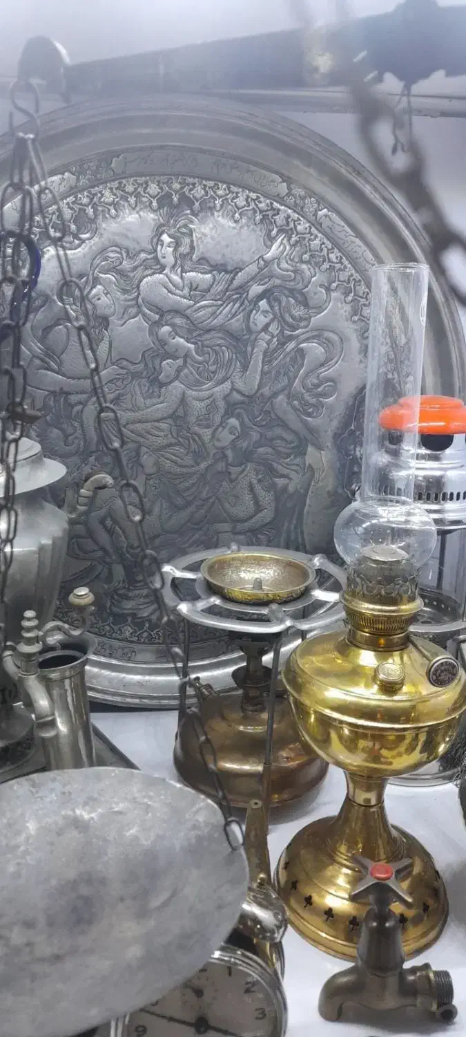 ویترین خاطرات قدیم|کلکسیون اشیاء عتیقه|قم, شاد قلی|دیوار