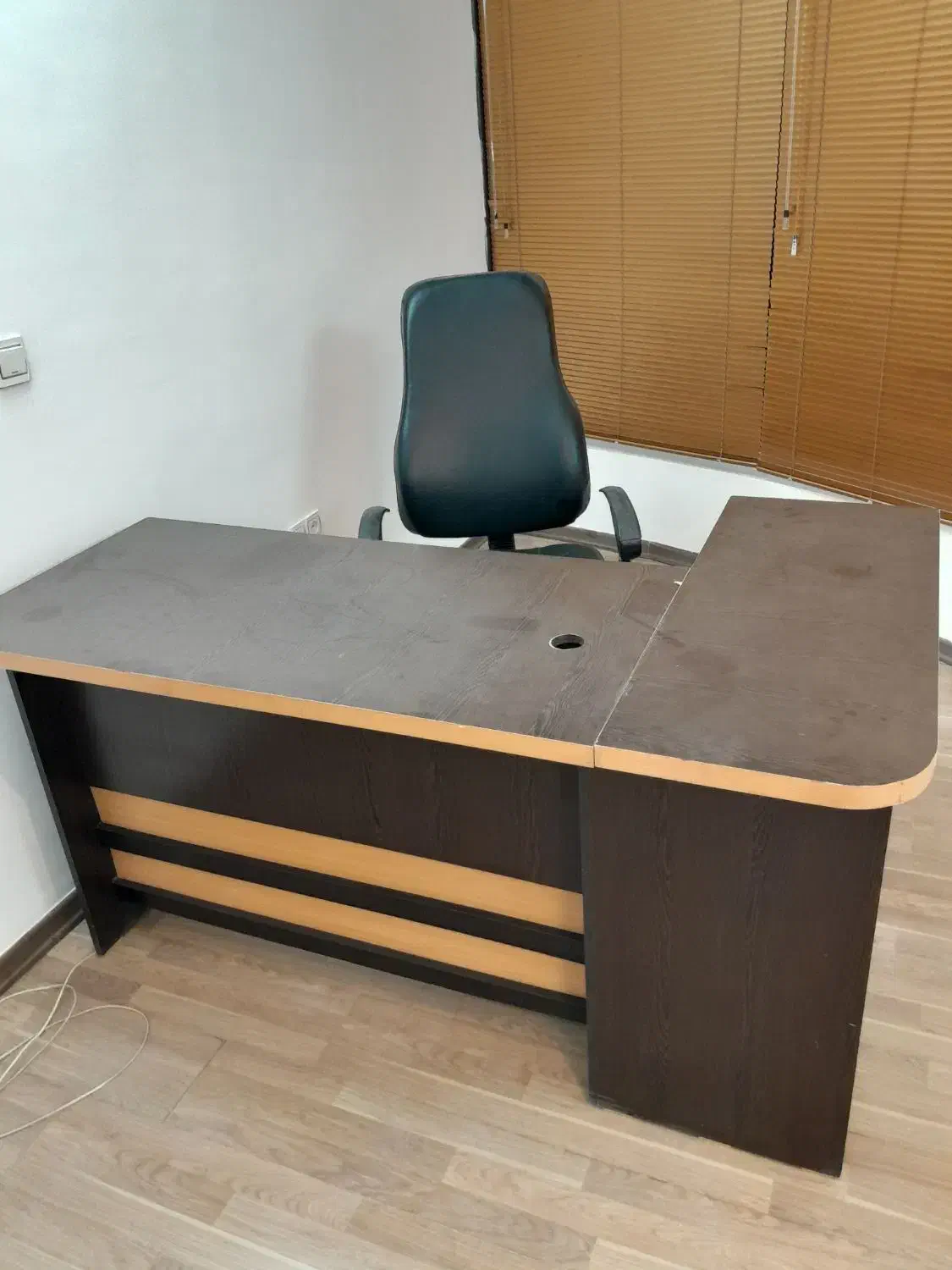 فروش فوری میز و صندلی اداری(بدلیل تغییر شغل)|مبلمان اداری|کرمان, |دیوار