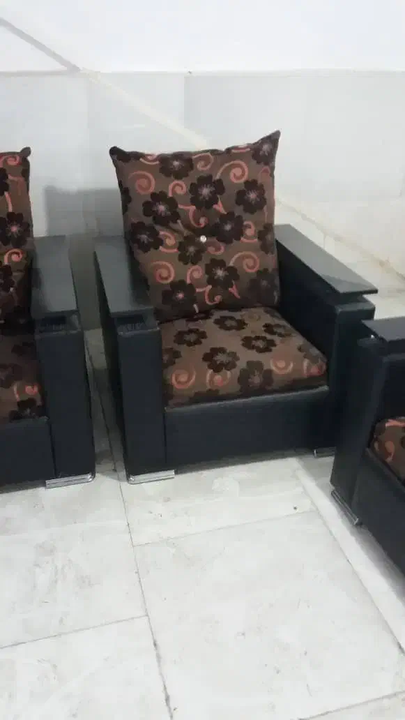 مبل چرم دسته چوبی بودن شکستگی و آسیب|مبلمان خانگی و میز عسلی|قائم‌شهر, |دیوار