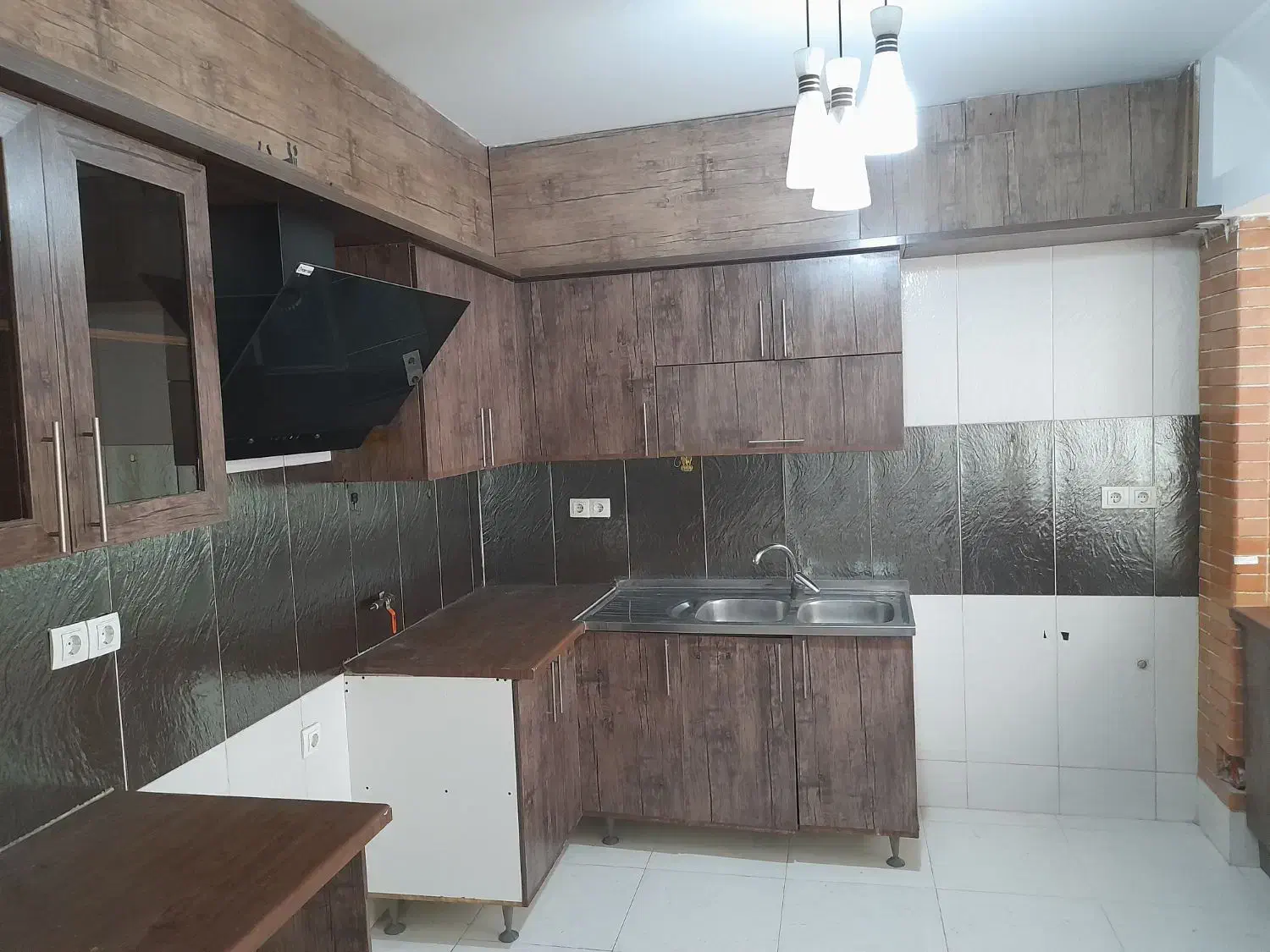 فروش کابینت در حد نو همراه با سینک و هود|آبچکان و نظمدهنده ظروف|شیراز, میرزاکوچک خان|دیوار