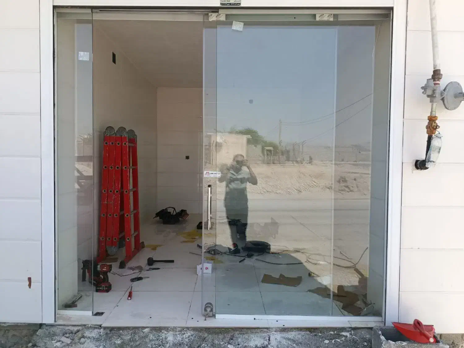 فروش و نصب حرفه ای شیشه سکوریت|خدمات پیشه و مهارت|خورموج, |دیوار