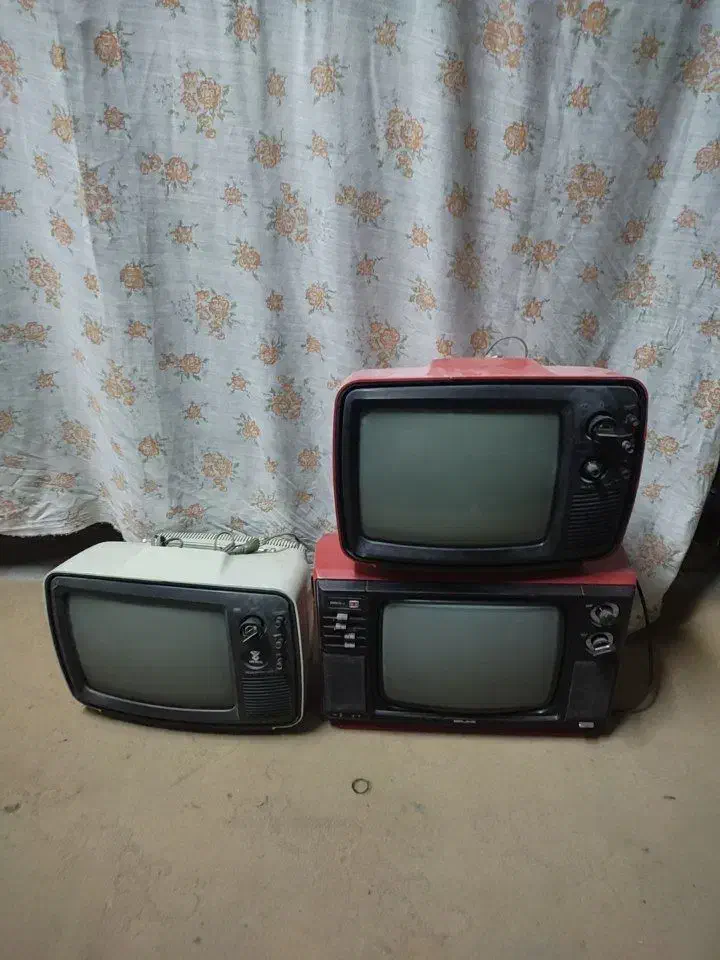 ۹عدد تلویزیون قدیمی|تلویزیون و پروژکتور|تربت جام, مسکن مهر|دیوار