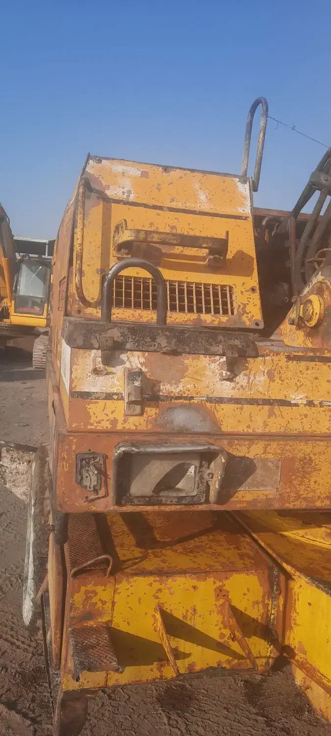 بیل لاستیکی لیبهر ۹۱۲|خودرو سنگین|سیرجان, |دیوار