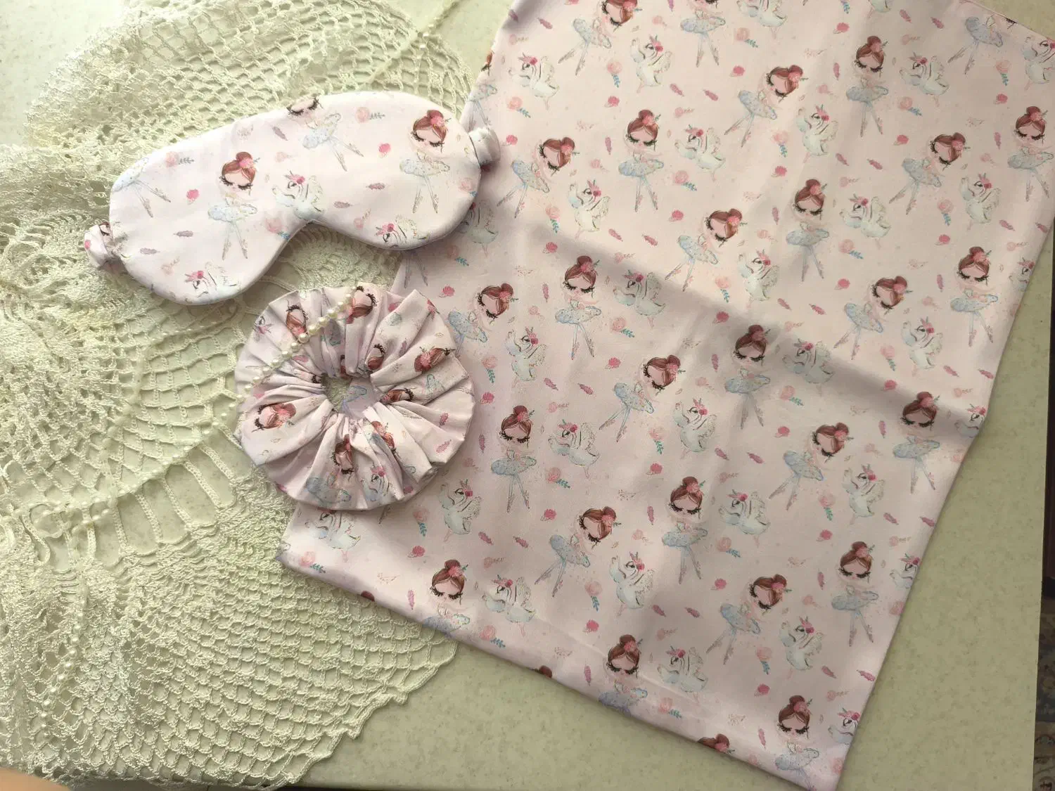 روبالشتی ساتن بهمراه اسکرانچی و چشم بند..|رختخواب، بالش، پتو|بیرجند, |دیوار