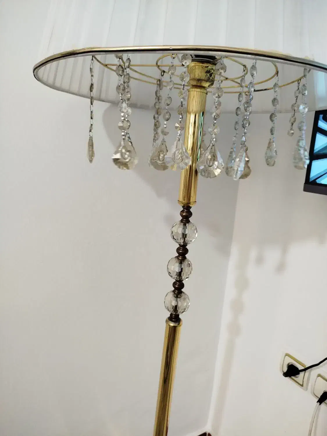 آباژور ایستاده سفید طلایی درحدنوقیمت1میلیونو300|چراغ خواب و آباژور|بهارستان, |دیوار