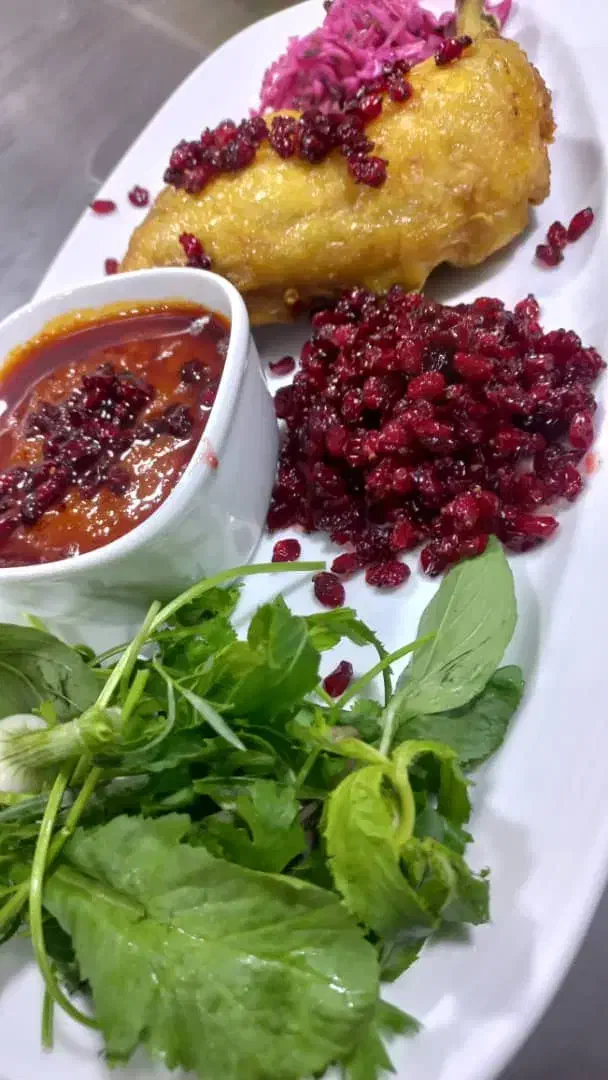 استخدام کارگر خانم برا آشپزخانه و منقل کار آقا|استخدام خدمات فروشگاه و رستوران|رشت, پل تالشان|دیوار