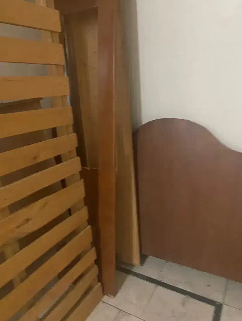 تخت یک نفره چوبی به همراه کشو لباس بسیار بزرگ|تخت و سرویس خواب|مشهد, شهید بهشتی|دیوار