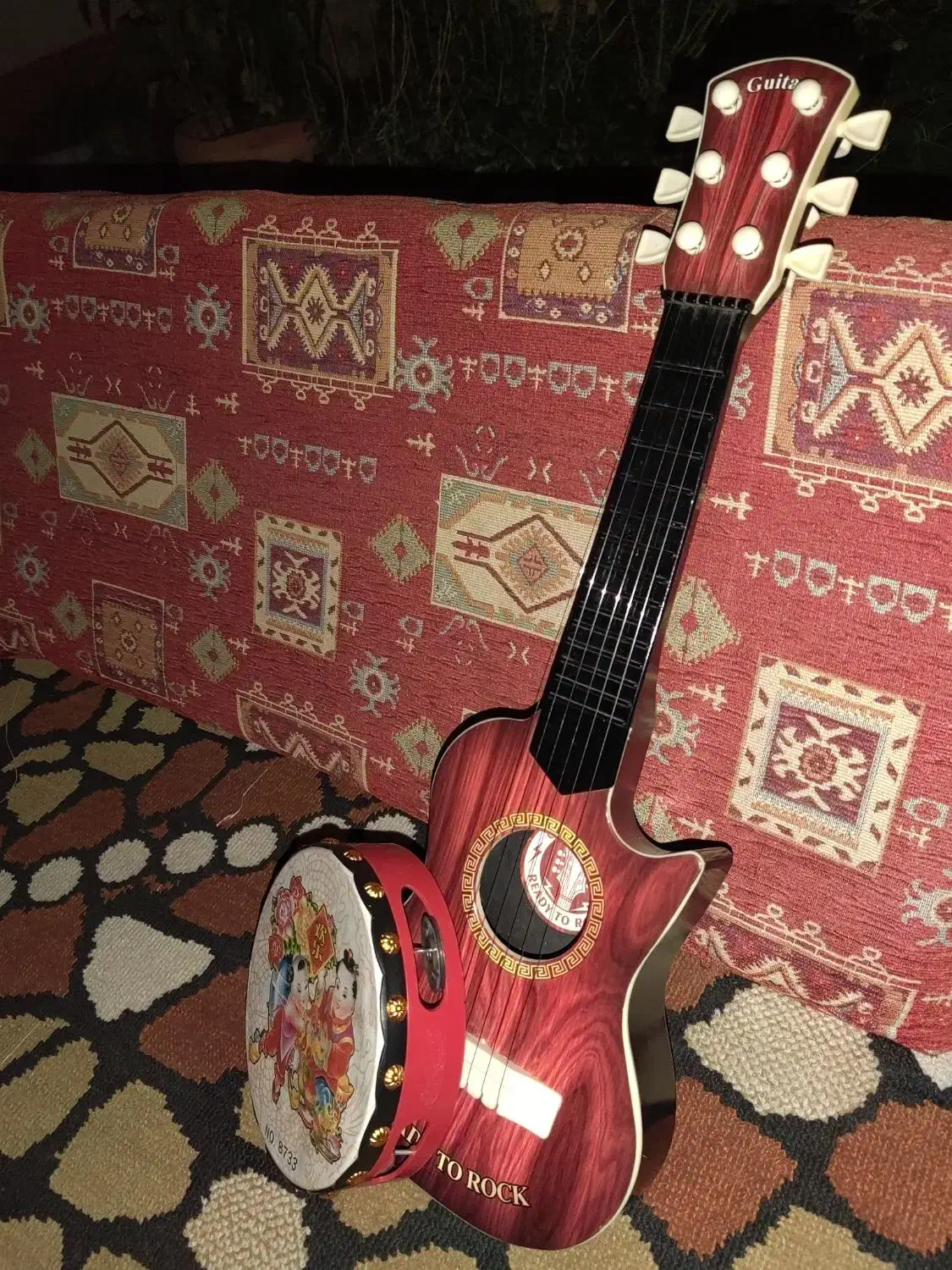 گیتار همراه یک دایره زنگی کوچک|اسباب‌‌بازی|مشهد, تربیت (صدف)|دیوار