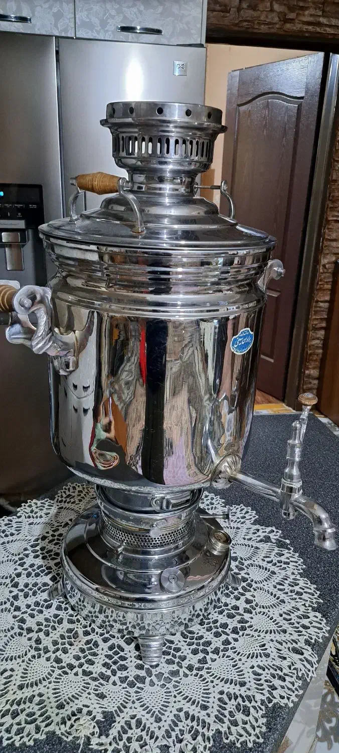 سماور نفتی در حد نو|کلکسیون اشیاء عتیقه|قدس, شهر‌قدس|دیوار