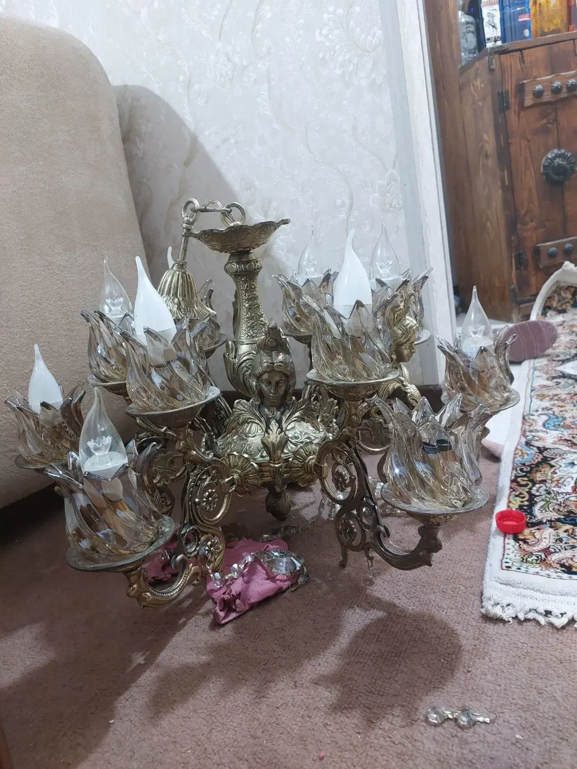 لوستر ۶ شاخه طرح فرشته برنز. درحد|لوستر و چراغ آویز|هشتگرد, فاز ۳ مهستان|دیوار