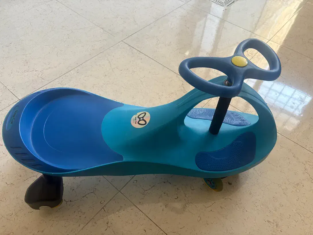 سه چرخه کودک لوو کار|اسباببازی بچه|شهرضا, |دیوار