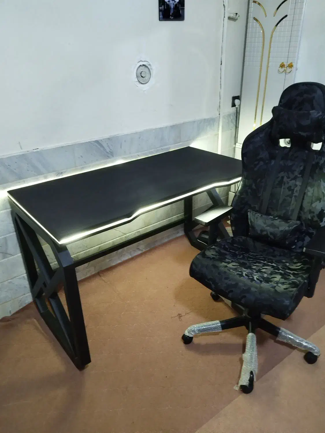 میز|میز تحریر و کامپیوتر|قم, وادی السلام|دیوار