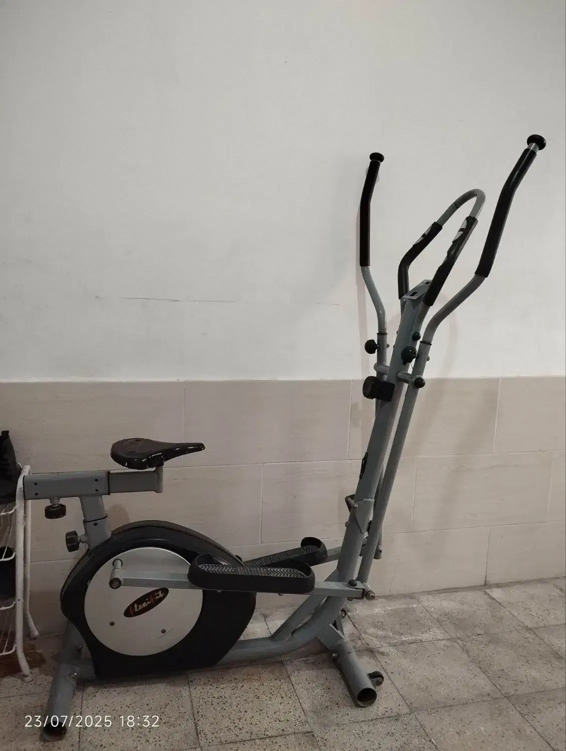 دوچرخه ثابت کاملا سالم|تجهیزات ورزشی|شیراز, کوشک میدان|دیوار