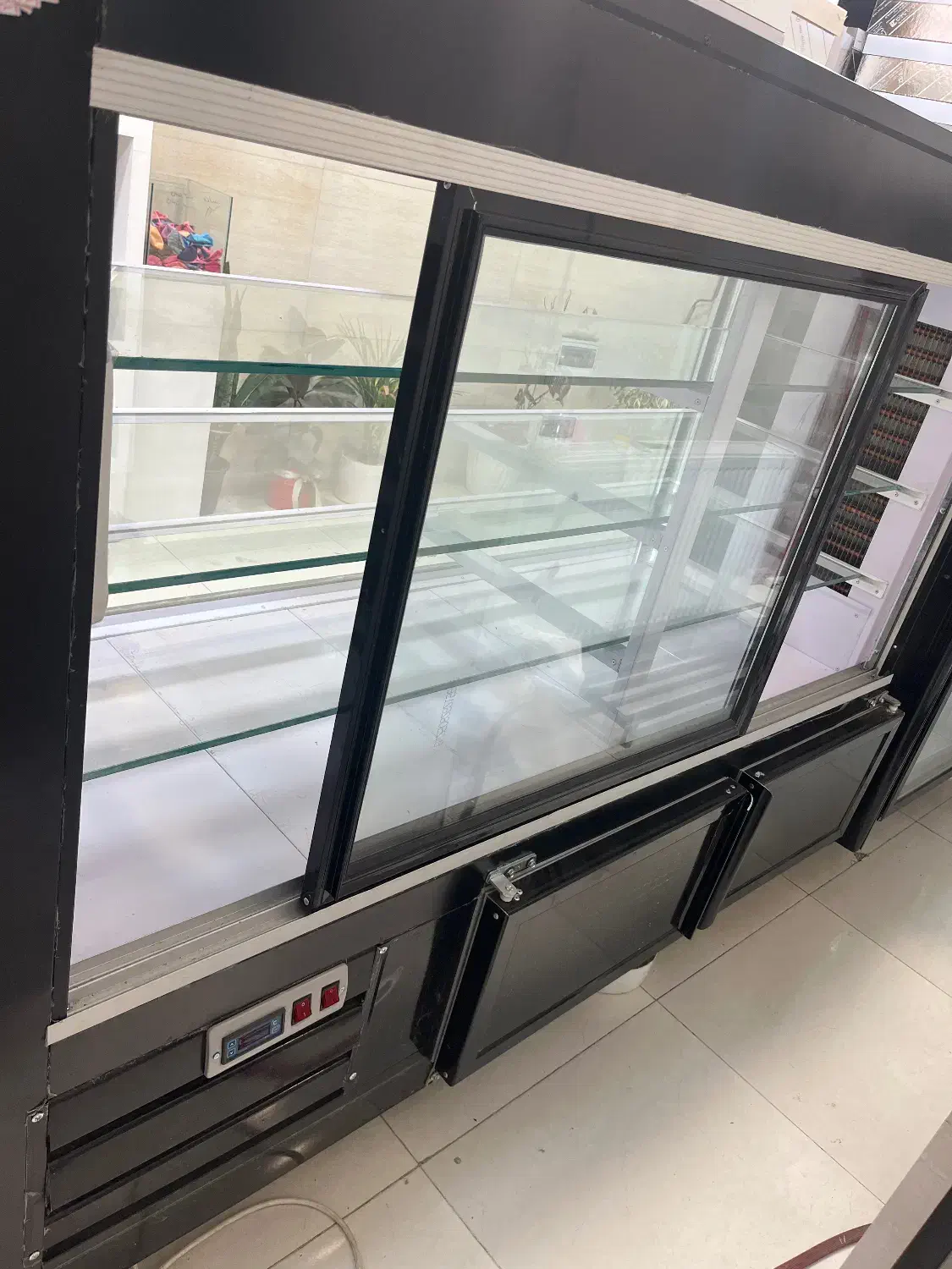 ویترین قنادی مکعبی|فروشگاه و مغازه|رشت, پستک|دیوار