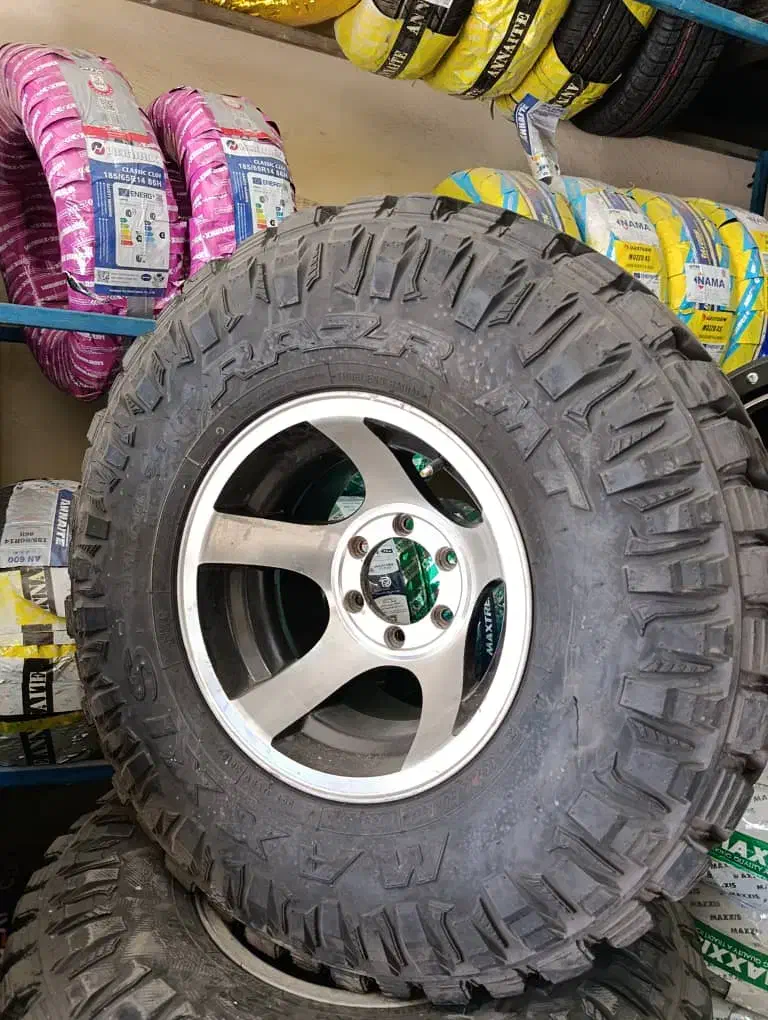 رینگ ۱۰ اینچ و لاستیک پاترول افرودی ۳۳/۱۲.۵/۱۵|قطعات یدکی و لوازم جانبی|شهریار, کهنز|دیوار