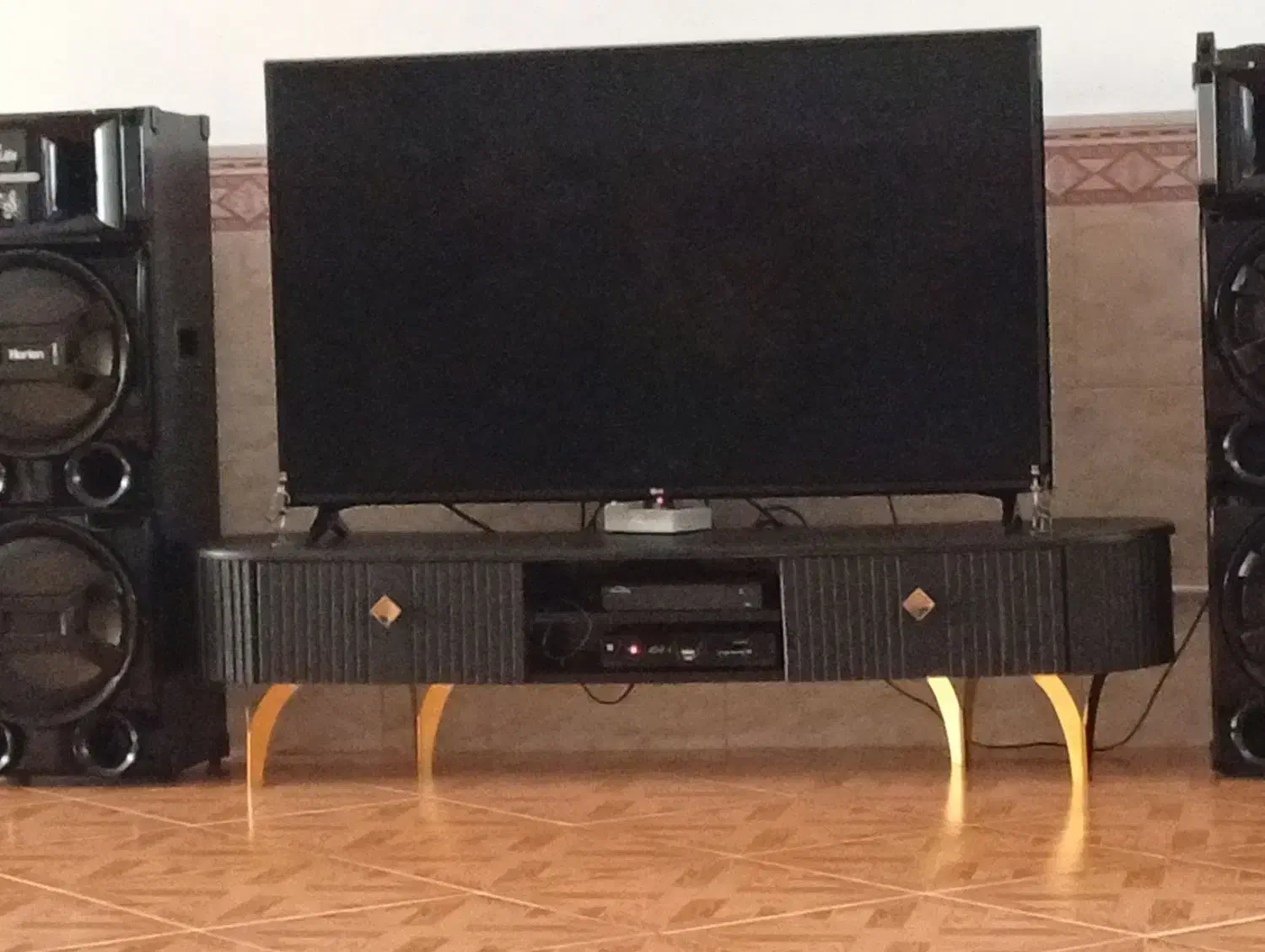 میز تی وی|میز تلویزیون|هشتگرد, شهرک وحدت|دیوار