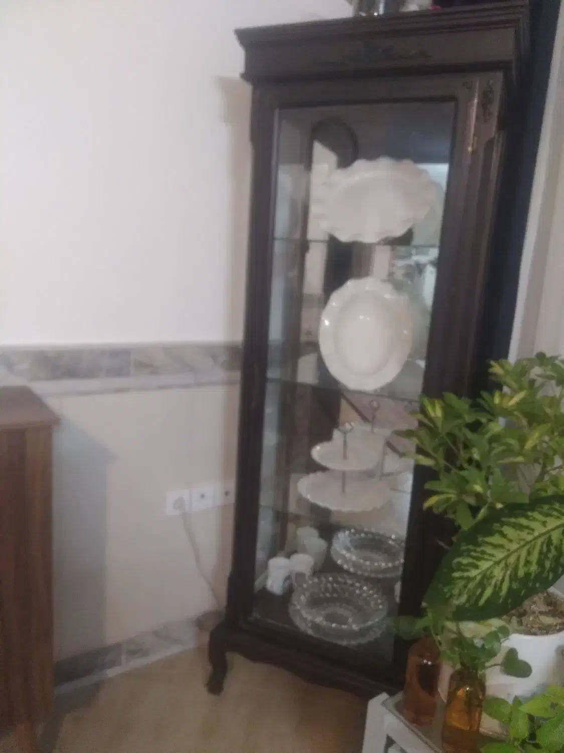 یک بوفه سالم ودرود نو میباشد|بوفه، ویترین، کنسول|مشهد, رده|دیوار