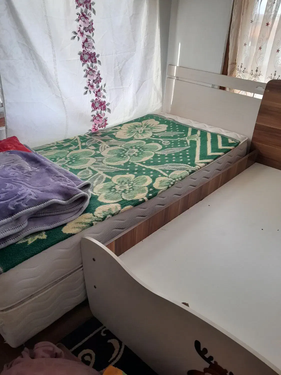 دوعددفرش ۶متری یک عددتخت یکنفره با تشک ومیز ارایش|فرش|رویان, |دیوار