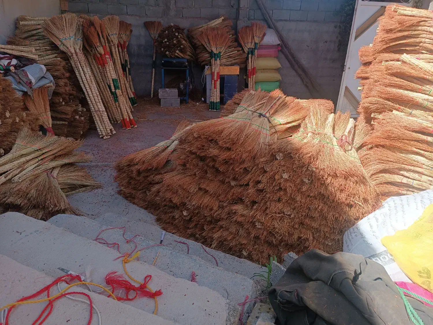 فروش عمده انواع جارو|لوازم نظافت|ساری, |دیوار