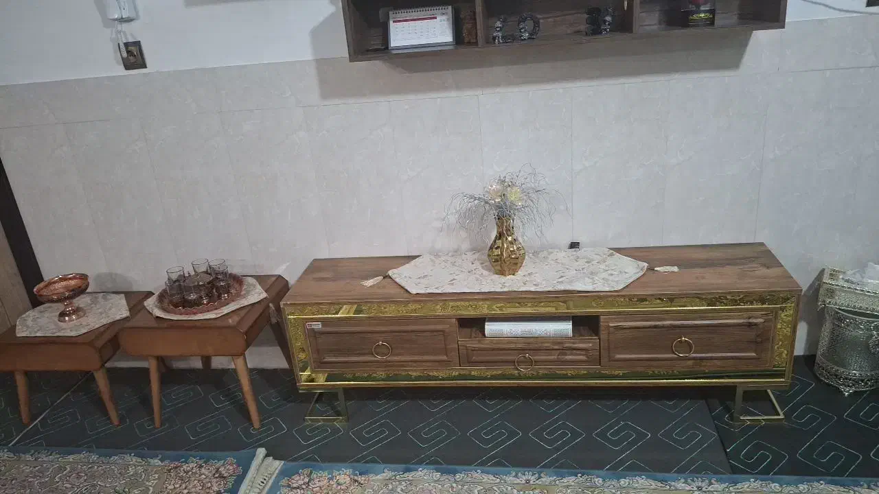 میز تلوزیون ب همراه میز مبل بادوعدد عسلی سالم .|مبلمان خانگی و میز عسلی|خمینی‌شهر, |دیوار