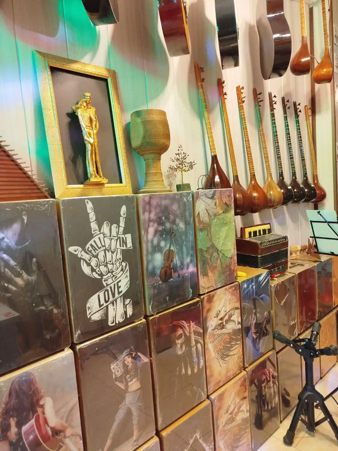 کاخن کاخون|درام و پرکاشن|اندیشه, اندیشه فاز ۱|دیوار