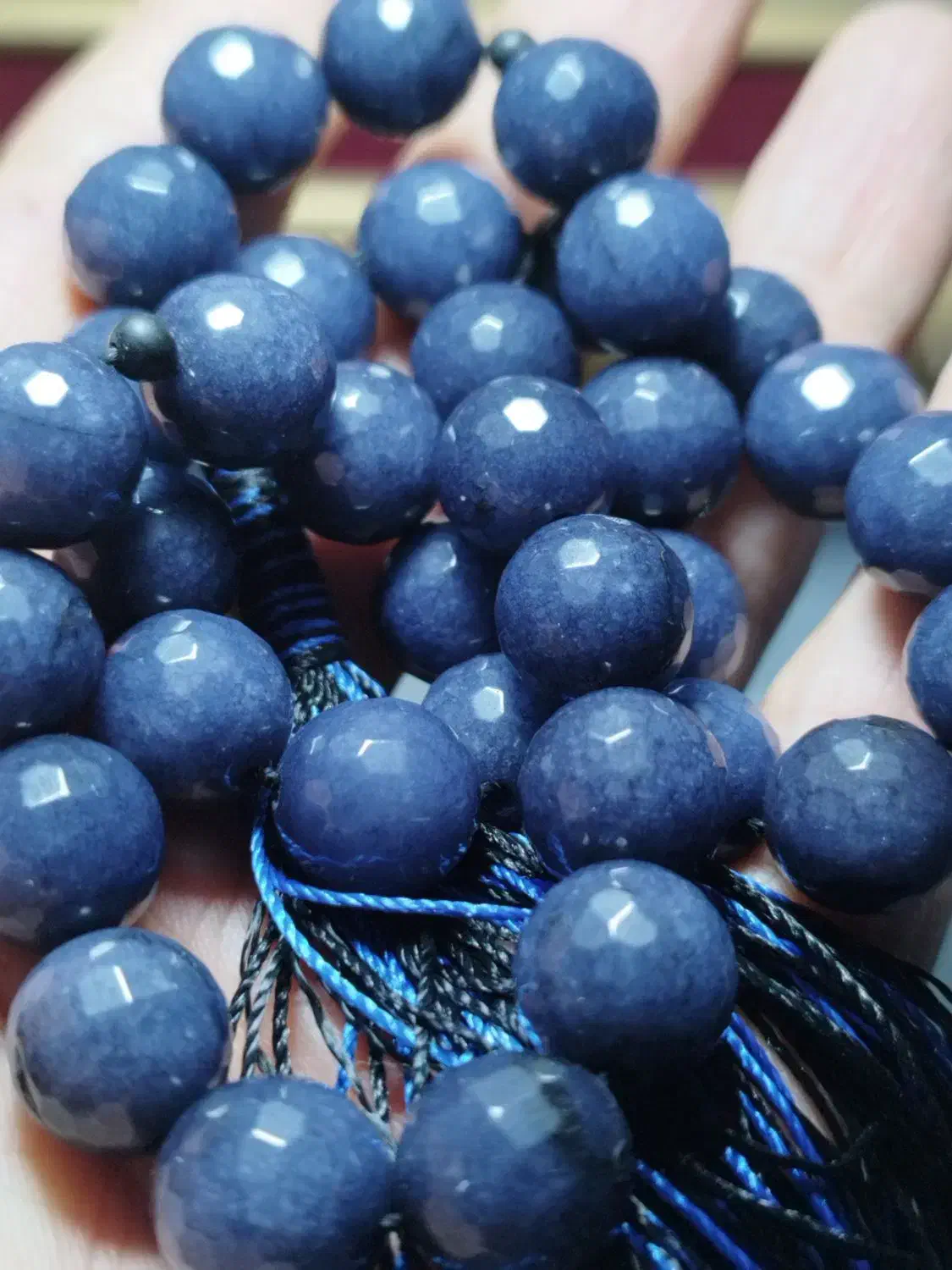 تسبیح یاقوت کبود تراش خورده|جواهرات|قدس, شهر‌قدس|دیوار