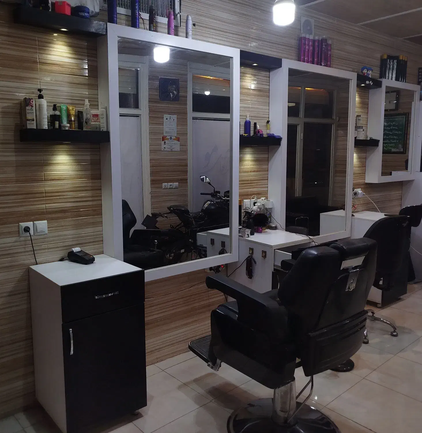 دکور و میز آرایشگاه مردانه|آرایشگاه و سالنهای زیبایی|آران و بیدگل, |دیوار