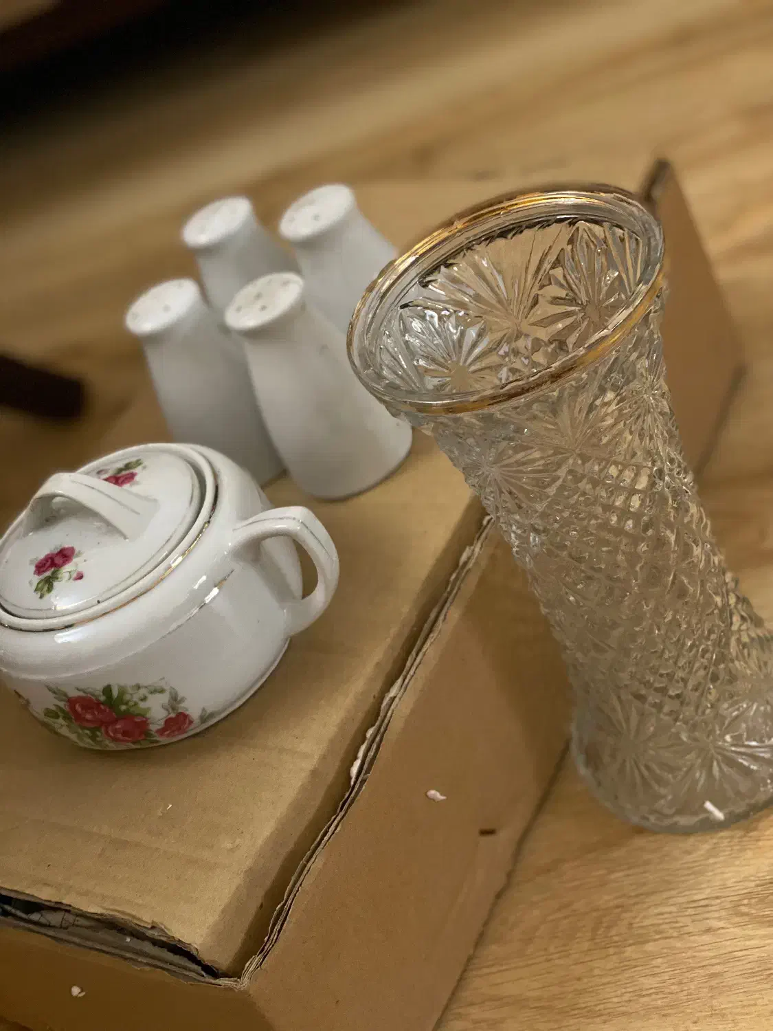 فنجان نعلبکی اکبند قندان گلسرخ وگلدان بلور|ظروف سرو و پذیرایی|تبریز, |دیوار