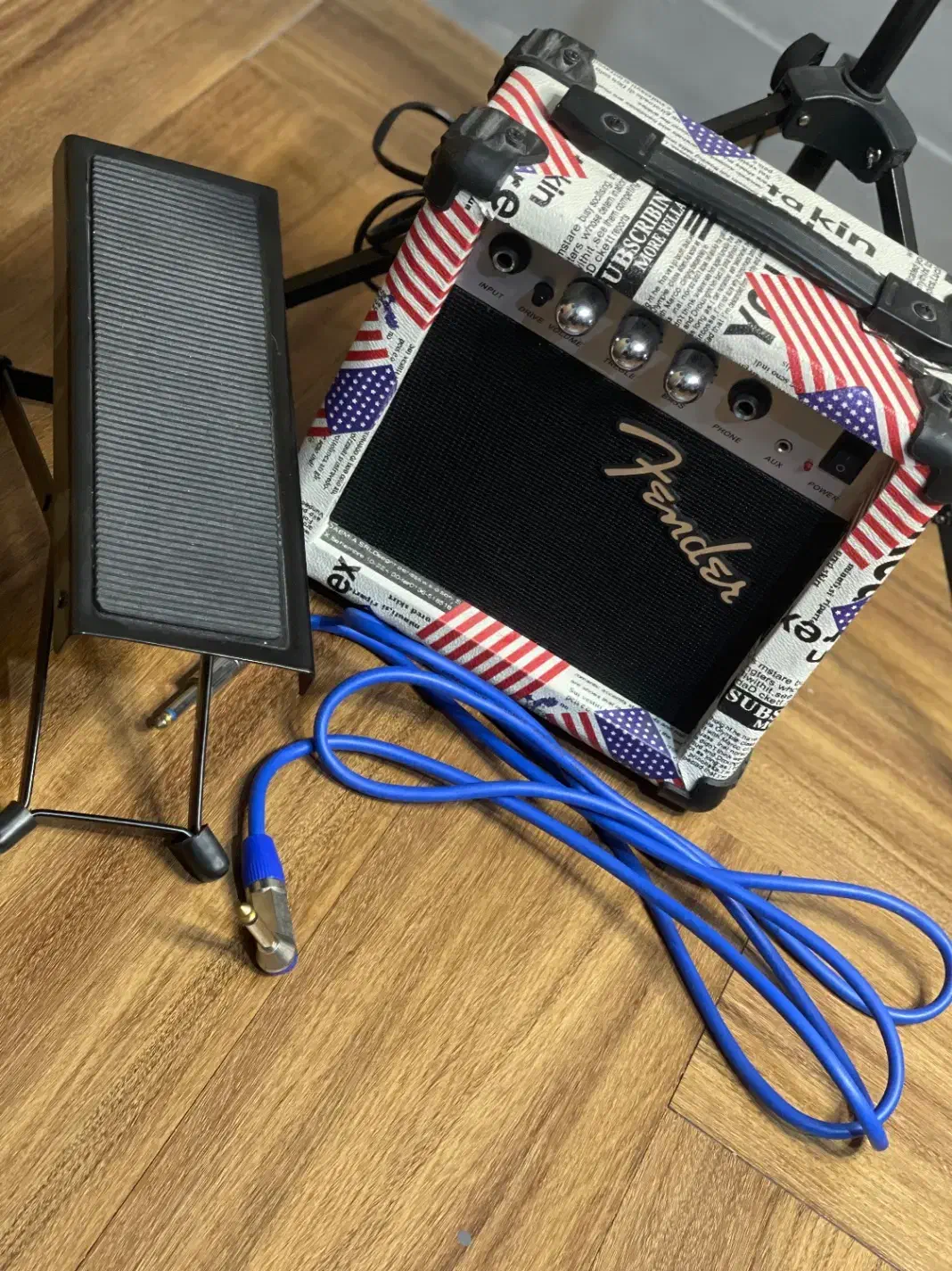 آمپلیفایرFender 10Wبه همراه لوازم دیگر|گیتار، بیس، امپلیفایر|هشتگرد, فاز ۱ مهستان|دیوار