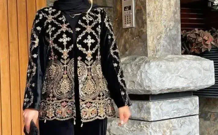 کت مخمل سوزندوزی|لباس|قم, قلعه یزدیها|دیوار