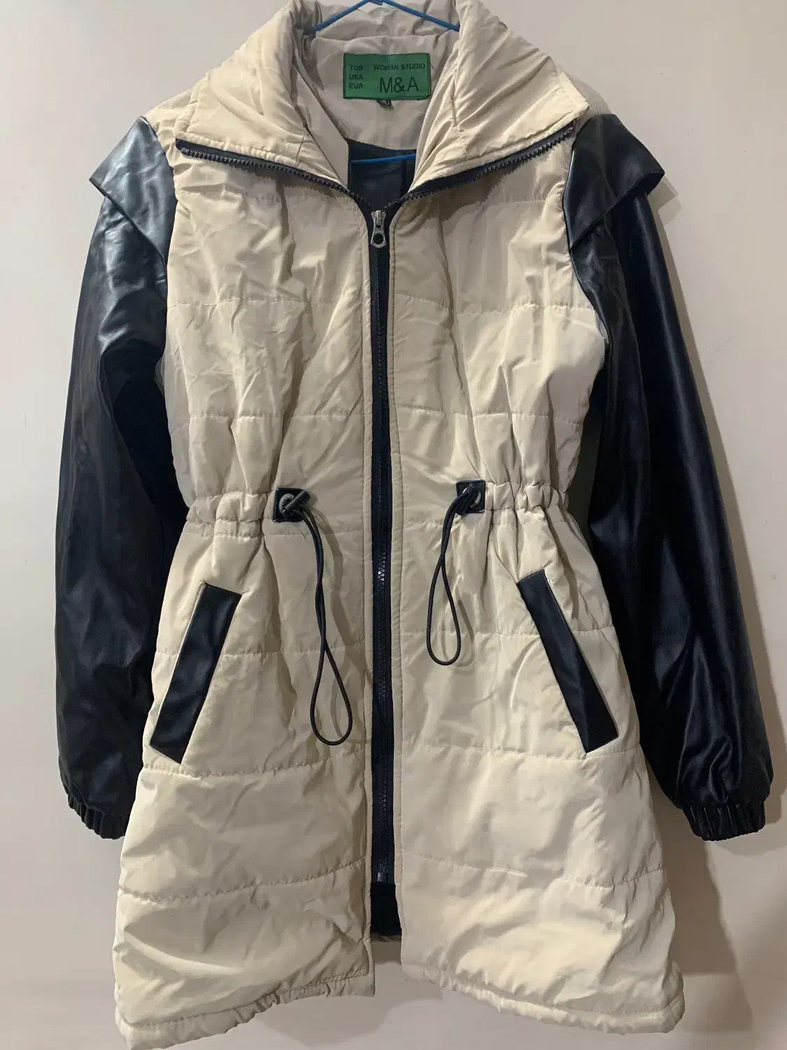 کاپشن|لباس|تربتحیدریه, حسنی بالا|دیوار