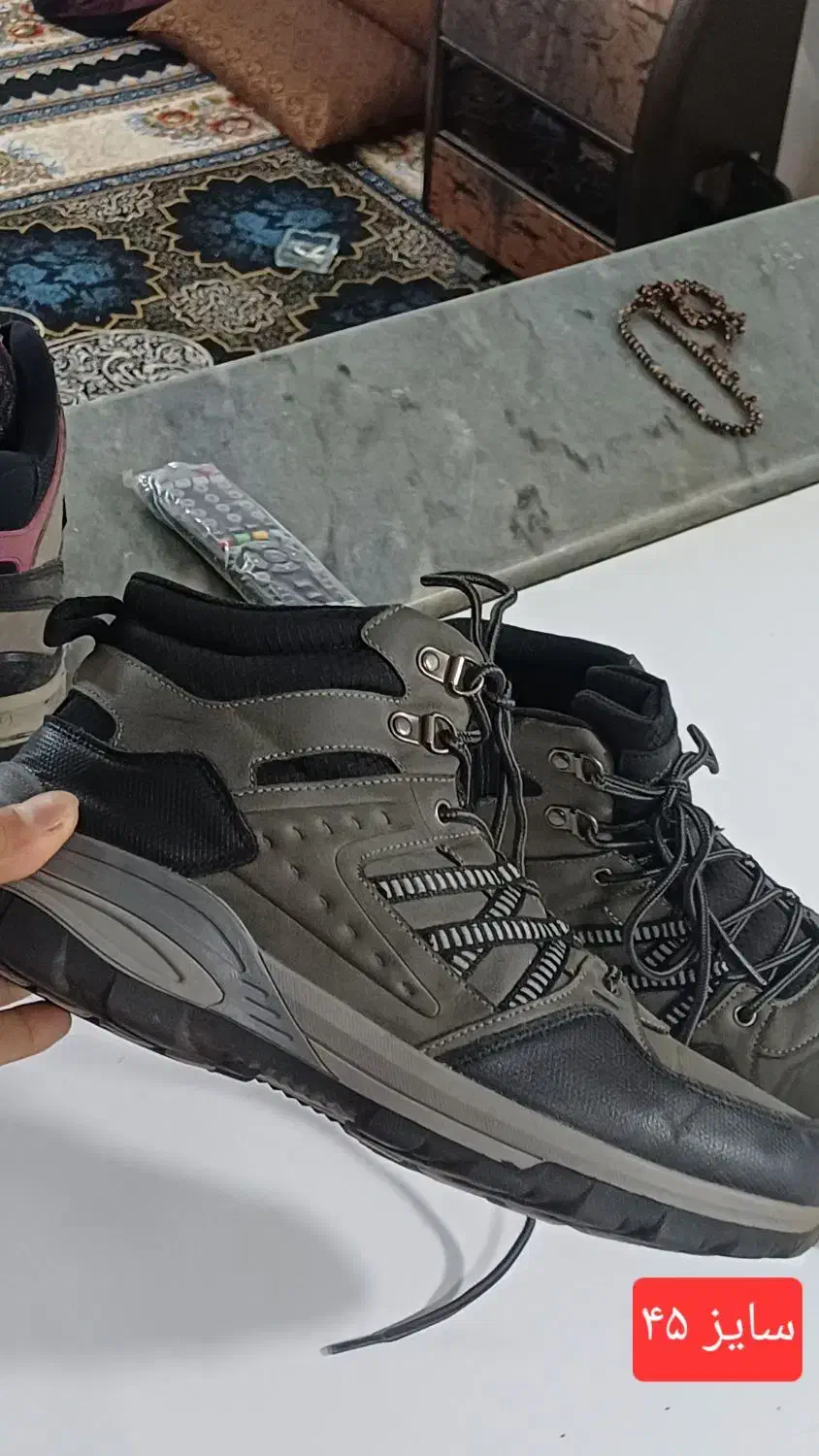 پوتین|کیف، کفش، کمربند|بانه, |دیوار